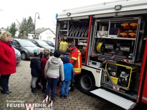 Genau untersucht wurden die Ausrüstung auf dem Löschfahrzeug.